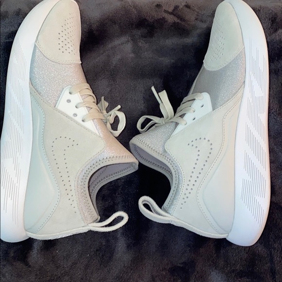 Women’s Nike tennis shoes - Picture 3 of 5